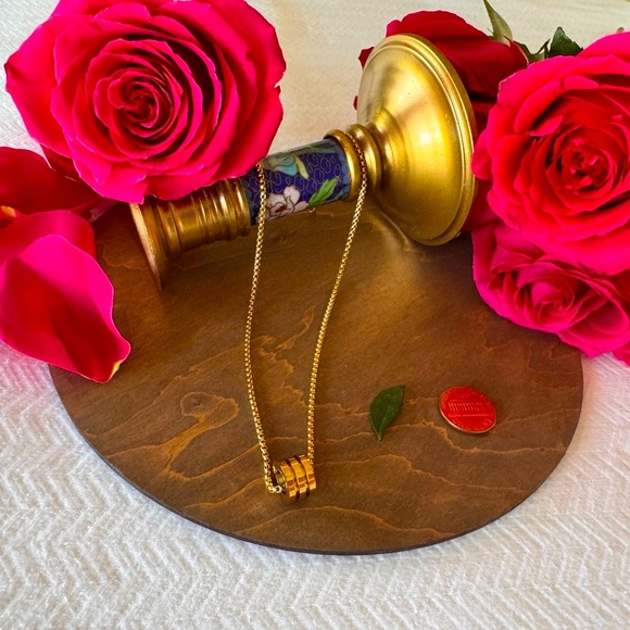 Gold Necklace with Timeless Elegance - Picture 3 of 6